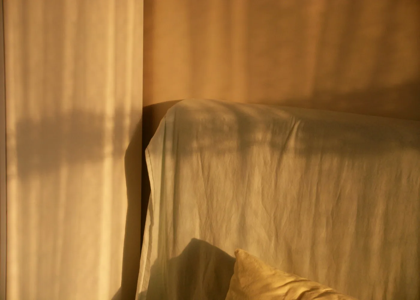 Lumière chaude du matin sur du linge, ambiance calme
